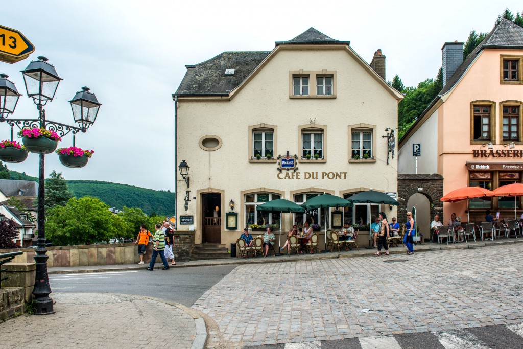 Front view of Café-Restaurant Du Pont in Vianden, a historic former bridge keeper’s house on the Grand Rue, photo by Marcel de Hoog.