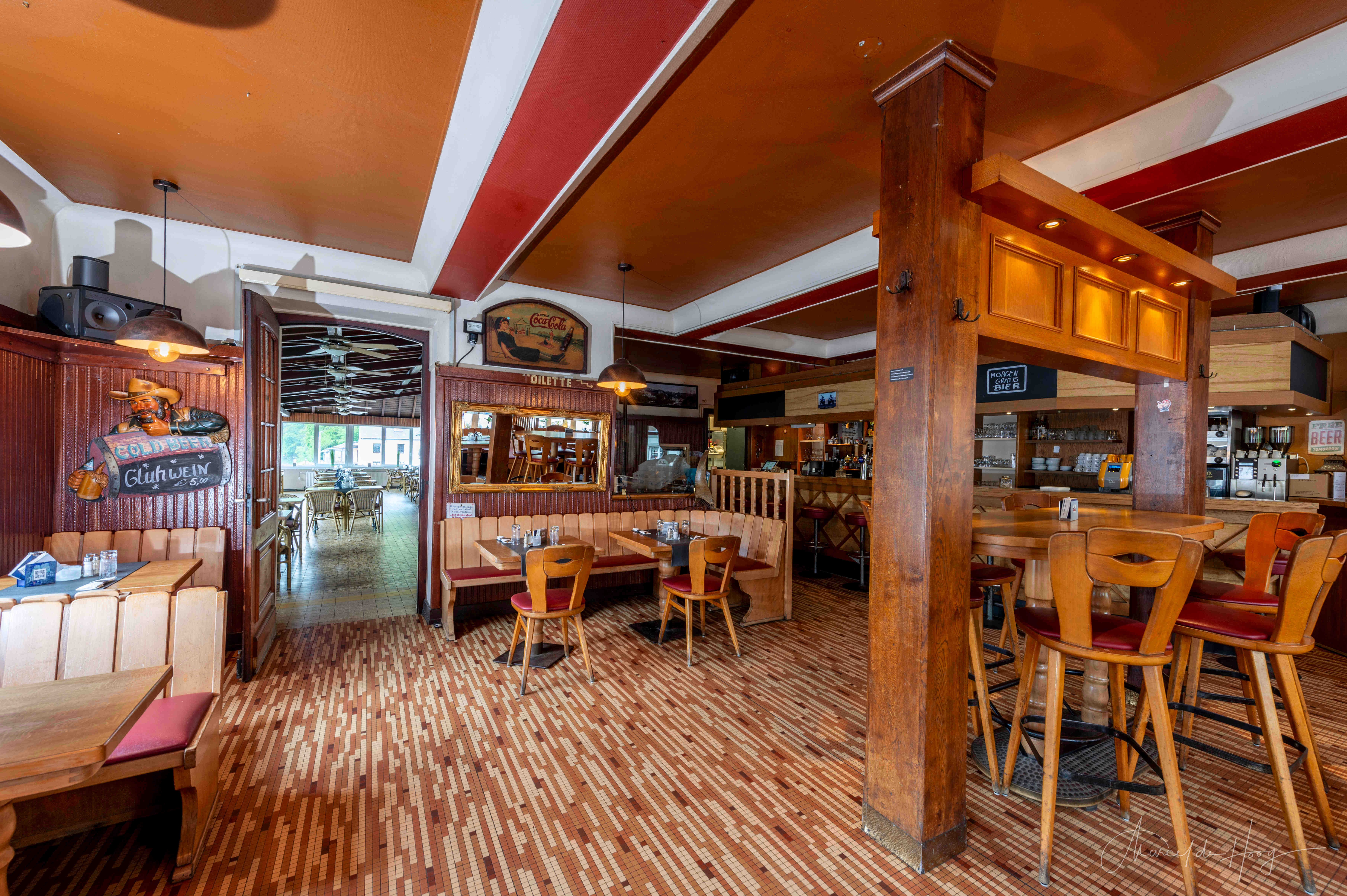 Cafe-restaurant Du Pont.